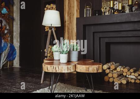 Elegante composizione scandinava di soggiorno con poltrona di design, piantana, piante, tavolo in legno, decorazione, parete mansardata e accessori personali Foto Stock