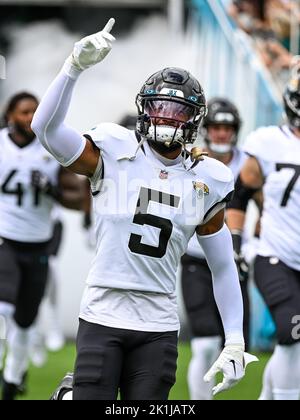 Jacksonville, Florida, Stati Uniti. 18th Set, 2022. Jacksonville Jaguars safety Andre Cisco (5) prima della partita di football della 1st a metà NFL tra gli Indianapolis Colts e i Jacksonville Jaguars al TIAA Bank Field di Jacksonville, Florida. Romeo T Guzman/CSM/Alamy Live News Foto Stock