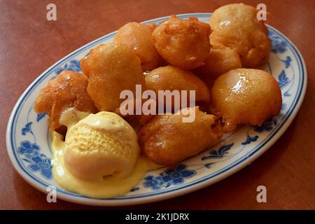 Banana fritta con gelato, una delle specialità cinesi e delicatezza. Foto Stock