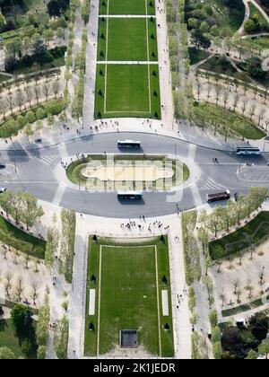 Parigi, Francia - 18 aprile 2022: Vista dall'alto sul traffico di Champ de Mars. Guardando verso il basso dalla Torre Eiffel in direzione sud-est. Foto Stock