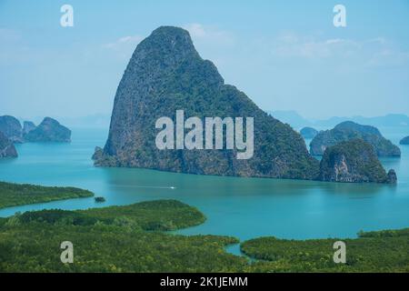 Paesaggio Phang Nga baia punto di vista a Samet Nang She vicino a Phuket nel sud, Thailandia., punto di riferimento e popolare per attrazione turistica. Sud-est asiatico tr Foto Stock