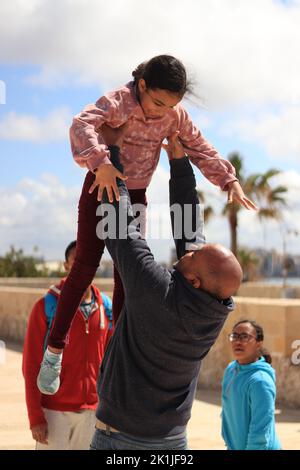 Una verticale di padre e figlia africani che giocano tra loro nelle vacanze estive Foto Stock