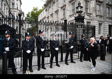 Londra UK 19th settembre 2022 - polizia fuori Downing Street mentre le folle si riuniscono vicino a Parliament Square a Londra per avere una visione dei funerali della Regina Elisabetta II : Credit Simon Dack / Alamy Live News Foto Stock