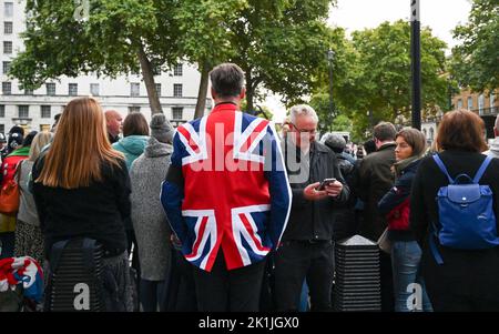 Londra UK 19th settembre 2022 - le folle si riuniscono a Whitehall vicino a Parliament Square a Londra per vedere i funerali della Regina Elisabetta II : Credit Simon Dack / Alamy Live News Foto Stock