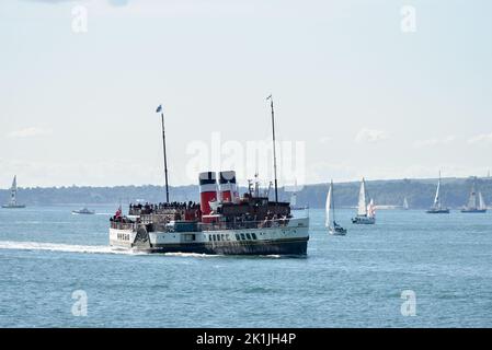 PS Waverley Paddle Veamer nel Solent navigando verso il porto di Portsmouth, Inghilterra. Foto Stock