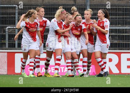 Colonia, Germania. 19th Set, 2022. Flyeralarm Frauen Bundesliga, giorno 1, 1. FC Koeln - TSG 1899 Hoffenheim, Torjubel Koeln nach dem Treffer zum 3-0 mit Sharon Beck (Koeln), Mandy Islacker (Koeln) Credit: Juergen Schwarz/Alamy Live News Foto Stock