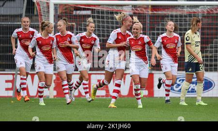 Colonia, Germania. 19th Set, 2022. Flyeralarm Frauen Bundesliga, giorno 1, 1. FC Koeln - TSG 1899 Hoffenheim, Torjubel Koeln nach dem Treffer zum 3-0 mit Sharon Beck (Koeln), Mandy Islacker (Koeln) Credit: Juergen Schwarz/Alamy Live News Foto Stock