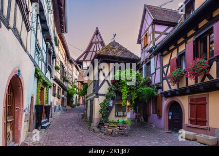 Una serata estiva nel villaggio di Eguisheim in Alsazia, Francia. Foto Stock