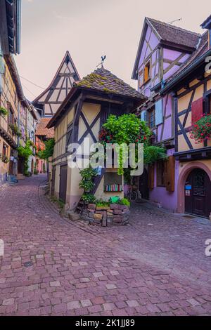 Una serata estiva nel villaggio di Eguisheim in Alsazia, Francia. Foto Stock