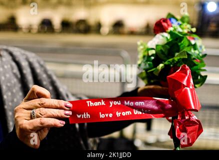 Londra, Regno Unito. 18th Set, 2022. Una donna mostra un messaggio sul nastro di un bouquet funebre mentre attende una processione funebre su Whitehall Avenue, Londra, Gran Bretagna, il 18 settembre 2022, Il giorno prima dei funerali della regina Elisabetta II Credit: Roman Vondrous/CTK Photo/Alamy Live News Foto Stock