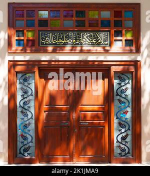 Splendidi esempi dell'arte di Calligraphy ottomana su porta di legno Foto Stock