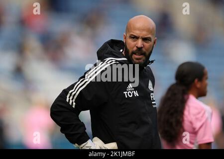 Leicester, Regno Unito. 18th Set, 2022. Leicester, Inghilterra, 18th 2022 settembre: Tony ONeil (Coach di mantenimento del portiere delle Donne di Leicester City) guarda avanti nel warm up prima del gioco di Barclays fa Womens Super League tra Leicester City e Tottenham Hotspur al King Power Stadium di Leicester, Inghilterra. (James Holyoak/SPP) Credit: SPP Sport Press Photo. /Alamy Live News Foto Stock