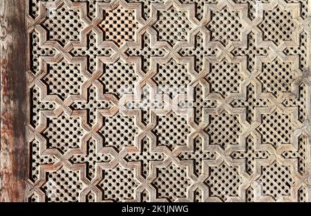 Particolare della porta in legno con tradizionale ornamento islamico. Serrande in legno con motivi marocchini antichi e nazionali Foto Stock