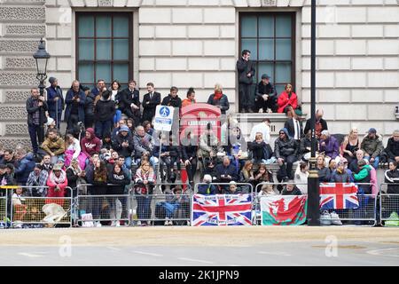 Membri della linea pubblica le strade davanti al funerale di Stato della regina Elisabetta II, tenuto presso l'Abbazia di Westminster, Londra. Data immagine: Lunedì 19 settembre 2022. Foto Stock