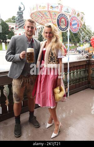 Monaco, Germania 18.09.2022, Calcio. Il team FC Bayern Muenchen visita l'Oktoberfest - Matthijs de ligt con la ragazza Annekee Molenaar Foto Stock