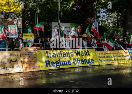 Berlino, Germania. 17th Set, 2022. I membri del Consiglio Nazionale di resistenza dell'Iran (NWRI) dimostrano di fronte all'Ambasciata iraniana a Berlino. Credit: Paul Zinken/dpa/Alamy Live News Foto Stock