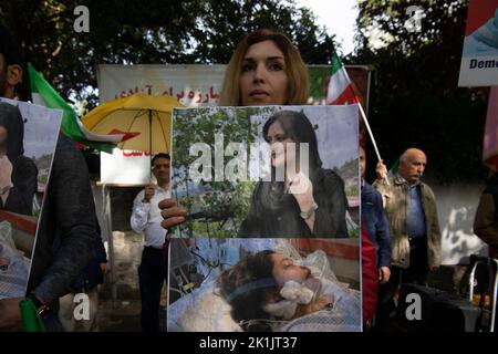 Berlino, Germania. 17th Set, 2022. Le donne protestano anche di fronte all'ambasciata iraniana a Berlino. Credit: Paul Zinken/dpa/Alamy Live News Foto Stock