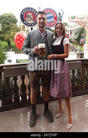 Monaco, Germania 18.09.2022, Calcio. Il team FC Bayern Muenchen visita l'Oktoberfest - Sven ULREICH e la moglie Lisa Foto Stock