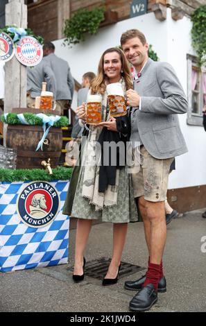 Monaco, Germania 18.09.2022, Calcio. Il team FC Bayern Muenchen visita l'Oktoberfest - Thomas Müller (Mueller) e la moglie Lisa Foto Stock