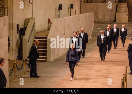 Londra, Regno Unito. 19th Set, 2022. Chrissy Heerey, l'ultimo membro del pubblico paga i suoi rispetti intorno alla bara della regina Elisabetta II nella sala di Westminster, drappeggiato nello standard reale con la corona di Stato imperiale e l'orbo e scettro del Sovrano, giacendo in stato sulla catafalque, davanti al suo funerale. Credit: Sipa USA/Alamy Live News Foto Stock