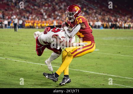 La parte posteriore difensiva dei Trojans della California del sud Jacobe Covington (14) fa un attacco contro i Bulldogs di Stato di Fresno che corrono indietro Malik Sherrod (22) durante un Foto Stock