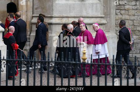 Il Preside di Westminster David Hoyle accoglie ospiti e membri del clero al loro arrivo per il funerale di Stato della Regina Elisabetta II, tenutosi all'Abbazia di Westminster, Londra. Data immagine: Lunedì 19 settembre 2022. Foto Stock