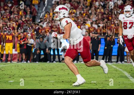 Jake Haener (9), il quartback dei Bulldogs di Fresno state, si scagliò durante una partita di football dell'NCAA contro i Trojan della California meridionale, sabato 1 settembre Foto Stock