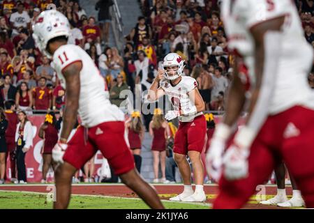 Jake Haener (9), il quartback dei Bulldogs di Fresno state, chiama a giocare durante una partita di football NCAA contro i Trojan della California meridionale, sabato, settembre Foto Stock