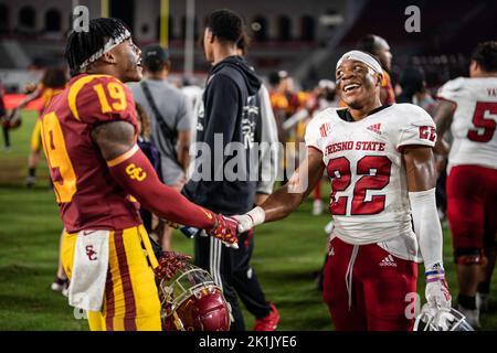 I Trojans della California del sud indietro difensivo Jaylin Smith (19) e Fresno state Bulldogs che corrono indietro Malik Sherrod (22) dopo una partita di football NCAA, sab Foto Stock