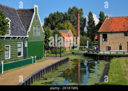 ENKHUIZEN, PAESI BASSI - 11 SETTEMBRE 2022: Zuiderzeemuseum, un museo all'aperto sulla riva di Ijsselmeer, con cottage tradizionali, canali Foto Stock