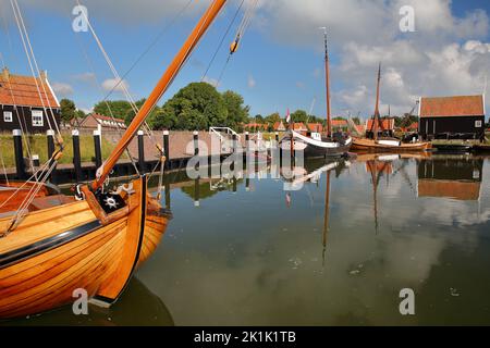 ENKHUIZEN, PAESI BASSI - 11 SETTEMBRE 2022: Zuiderzeemuseum, un museo all'aperto sulla riva di Ijsselmeer, con cottage tradizionali pescatori Foto Stock