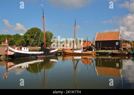 ENKHUIZEN, PAESI BASSI - 11 SETTEMBRE 2022: Zuiderzeemuseum, un museo all'aperto sulla riva di Ijsselmeer, con cottage tradizionali pescatori Foto Stock