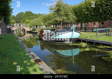 ENKHUIZEN, PAESI BASSI - 11 SETTEMBRE 2022: Zuiderzeemuseum, un museo all'aperto sulla riva di Ijsselmeer, con canali, barche e ponti Foto Stock