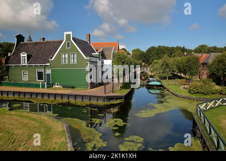 ENKHUIZEN, PAESI BASSI - 11 SETTEMBRE 2022: Zuiderzeemuseum, un museo all'aperto sulla riva di Ijsselmeer, con canali, barche e ponti Foto Stock
