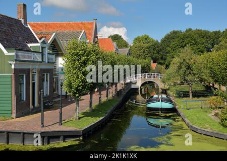 ENKHUIZEN, PAESI BASSI - 11 SETTEMBRE 2022: Zuiderzeemuseum, un museo all'aperto sulla riva di Ijsselmeer, con canali, barche e ponti Foto Stock