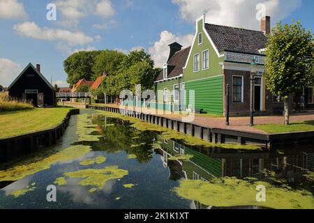 ENKHUIZEN, PAESI BASSI - 11 SETTEMBRE 2022: Zuiderzeemuseum, un museo all'aperto sulla riva di Ijsselmeer, con cottage tradizionali, canali Foto Stock