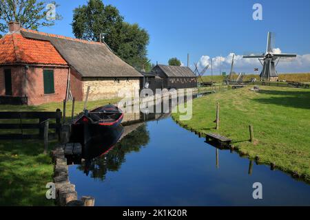 ENKHUIZEN, PAESI BASSI - 11 SETTEMBRE 2022: Zuiderzeemuseum, un museo all'aperto sulla riva di Ijsselmeer, con cottage tradizionali pescatori Foto Stock
