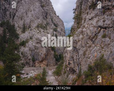 Viaggio in Turchia, Kemer in stagione autunnale. Parte famosa della Via Licia, il Canyon Goynuk. Meravigliosa scena mattutina di Turchia, Asia. Bellezza del concetto di natura Foto Stock