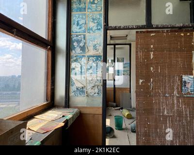 Una vista interna di un edificio di uffici abbandonato a Bucarest Foto Stock