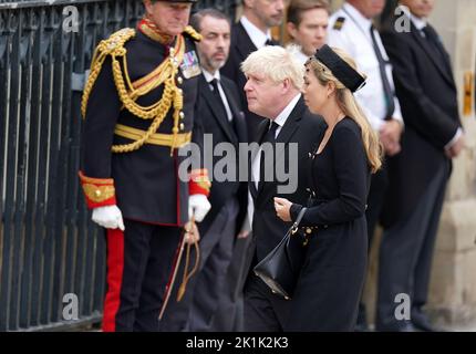 Boris Johnson, ex primo ministro, e la moglie Carrie, arrivano per il funerale di Stato della regina Elisabetta II, tenutosi all'Abbazia di Westminster, Londra. Data immagine: Lunedì 19 settembre 2022. Foto Stock