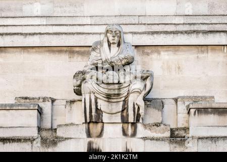 Night (1928), una statua controversa di Sir Jacob Epstein al 55 di Broadway vicino alla stazione di St James's Park, Londra Foto Stock