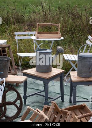 Annaffiatoio di zinco antico su un tavolo di legno Foto Stock