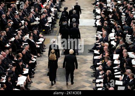 L'ex primo ministro britannico Boris Johnson e sua moglie Carrie Johnson arrivano al funerale statale della regina Elisabetta II, tenutosi all'Abbazia di Westminster, Londra. Data immagine: Lunedì 19 settembre 2022. Foto Stock