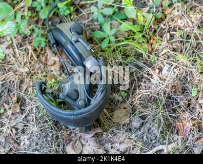 cuffia militare e microfono con cavo di comunicazione collegato Foto Stock