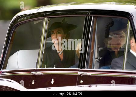 La principessa del Galles e la regina Consort arrivano davanti al funerale statale della regina Elisabetta II, tenutosi presso l'Abbazia di Westminster, Londra. Data immagine: Lunedì 19 settembre 2022. Foto Stock