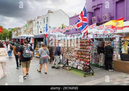 mercato del regalo bancarelle inverness street market camden città di londra uk Foto Stock