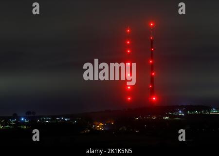 Luci di avvertimento dell'aeromobile sulla Torre Arqiva a Emley Moor nel West Yorkshire Foto Stock