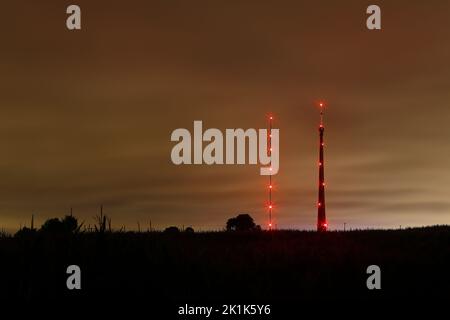 Luci di avvertimento dell'aeromobile sulla Torre Arqiva a Emley Moor nel West Yorkshire Foto Stock