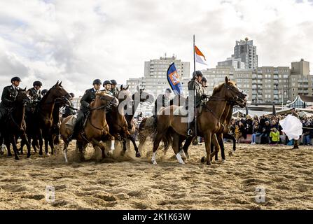 Scheveningen, Paesi Bassi. 19th Set, 2022. 2022-09-19 10:37:02:19 SCHEVENINGEN - membri della Cavalleria Honorary scorta pratica sul Soldato di Oranjestrand per Prinsjesdag. I cavalli e i cavalieri coinvolti vengono sottoposti a un test finale rigoroso esponendoli a colpi di arma da fuoco, colpi di cannone, musica, fumo e possibili reazioni pubbliche. ANP REMKO DE WAAL netherlands out - belgium out Credit: ANP/Alamy Live News Foto Stock