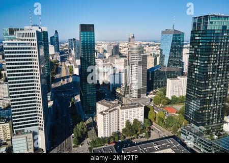 Vista aerea del paesaggio urbano di Varsavia, centro della città di Varsavia con grattacieli, capitale della Polonia con moderni edifici di uffici nel centro degli affari Foto Stock
